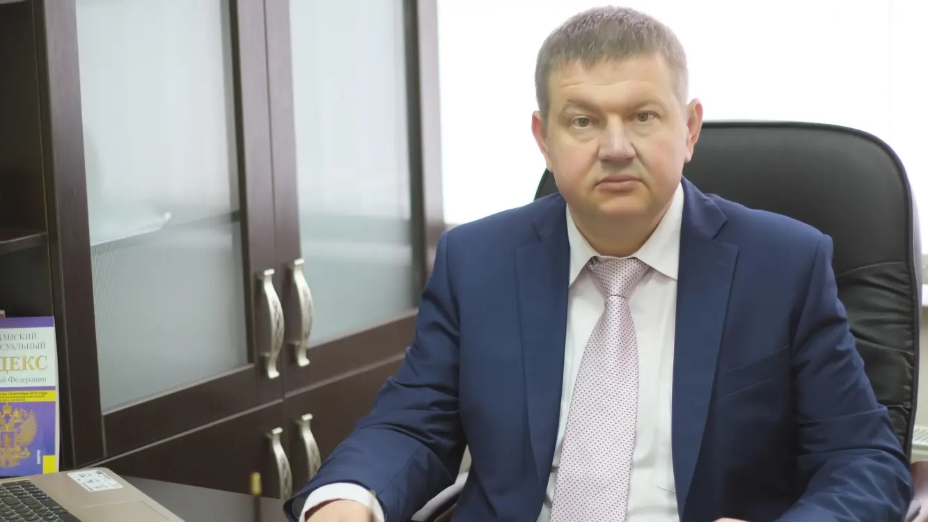 Адвокат Новосёлов Д.А. в кабинете